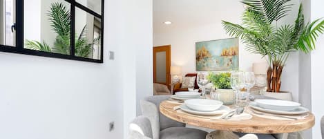 Apartment (2 Bedrooms) | In-room dining