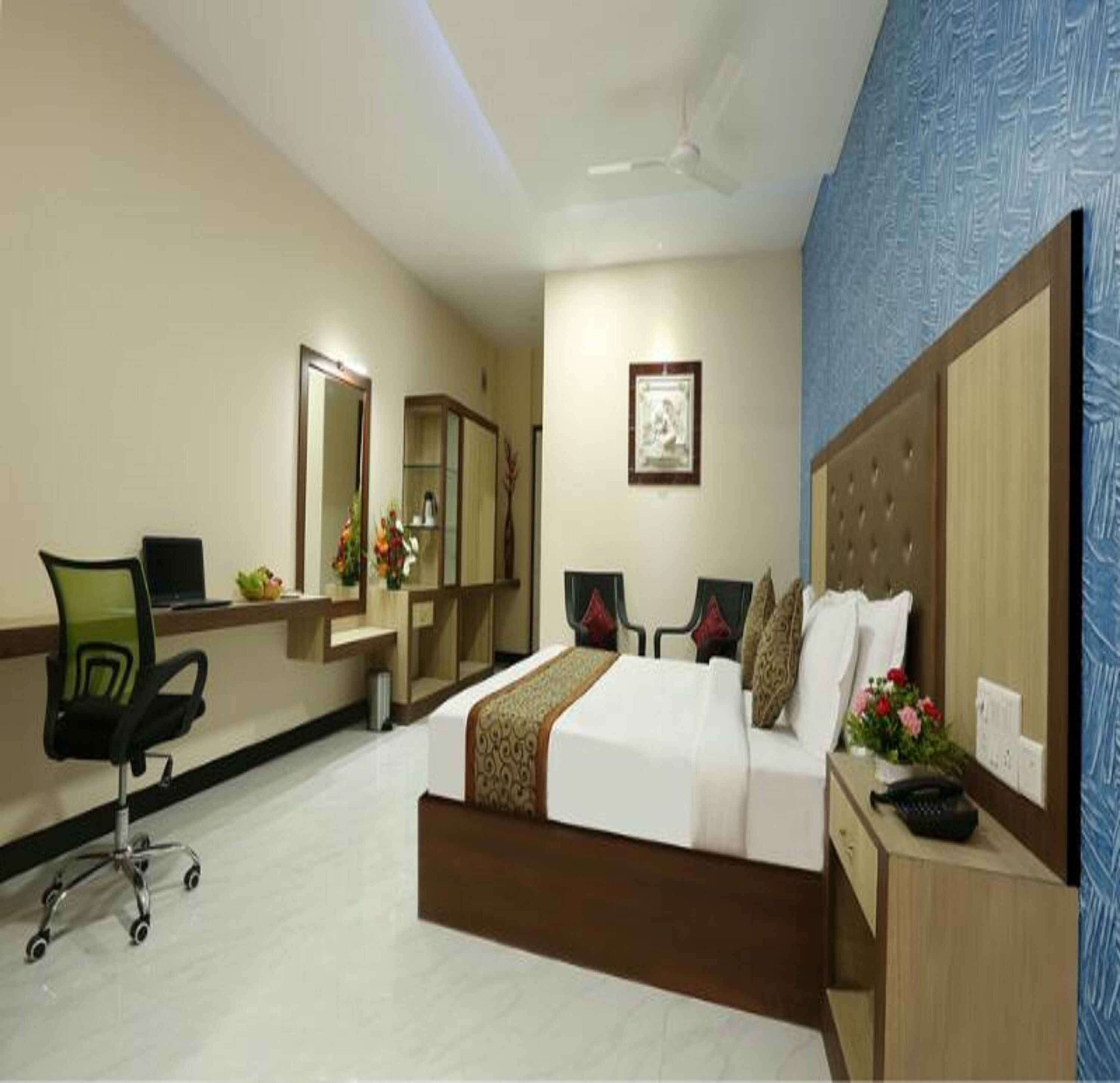 Deluxe Suite | Egyptian cotton sheets, premium bedding, desk, free WiFi