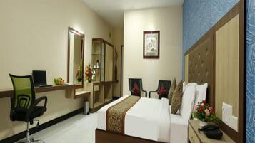 Deluxe Suite | Egyptian cotton sheets, premium bedding, desk, free WiFi