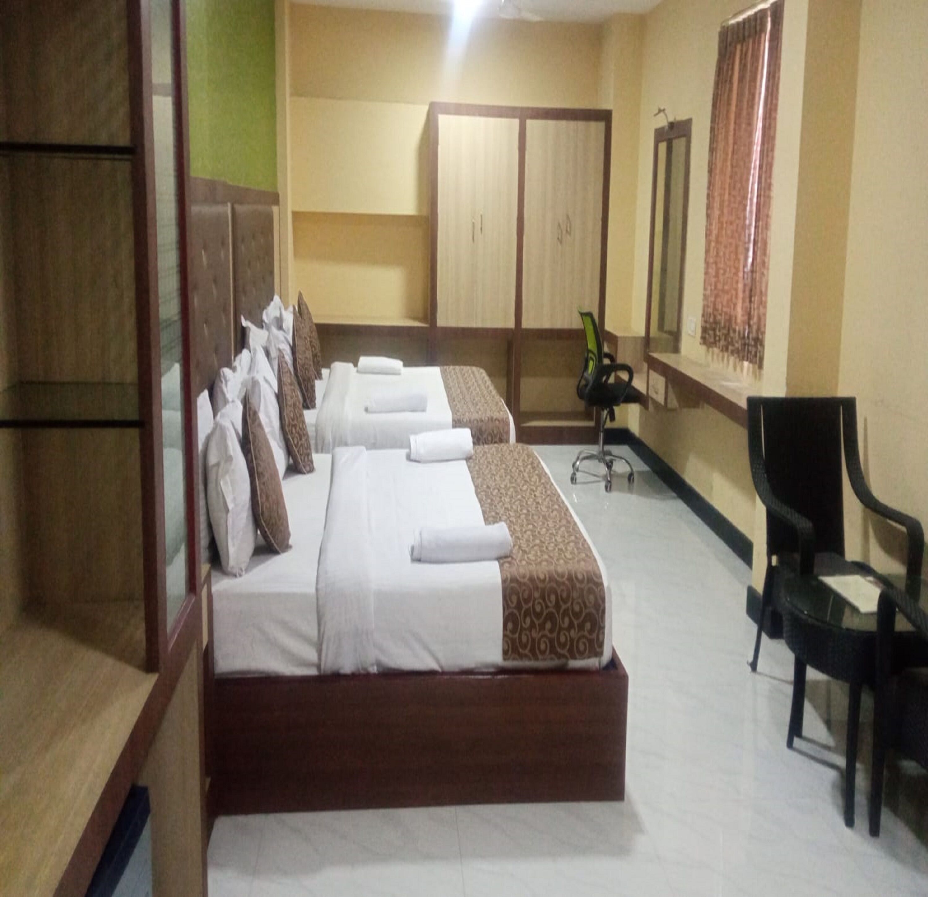 Habitació familiar | Llençols de cotó egipci, roba de llit d'alta qualitat i escriptori 