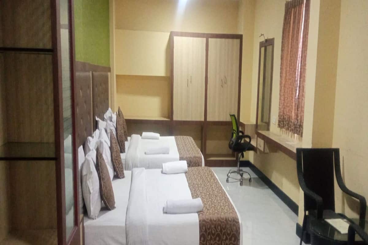 Family Room | Egyptian cotton sheets, premium bedding, desk, free WiFi