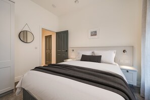 Silitysrauta/-lauta, ilmainen Wi-Fi, vuodevaatteet