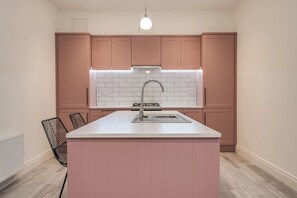 Jääkaappi, mikroaaltouuni, uuni, liesi