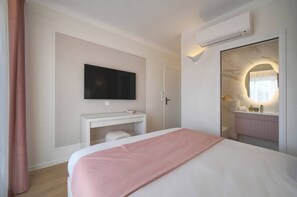 2 Schlafzimmer, Schreibtisch, Bügeleisen/Bügelbrett, Reisekinderbett
