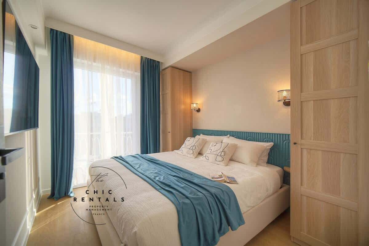 2 soverom, skrivebord, strykejern/-brett og reiseseng for barn