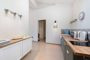 Réfrigérateur, micro-ondes, plaque de cuisson, lave-vaisselle