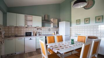 Kühlschrank, Mikrowelle, Herdplatte, Geschirrspüler