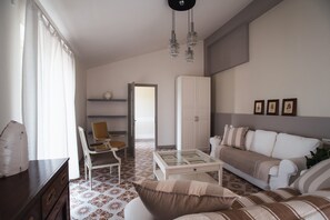 TV - Apartment 'Casale San Giacomo - Monte Baldo' with Shared Pool, Wi-Fi and Air Conditioning (Gavardo)