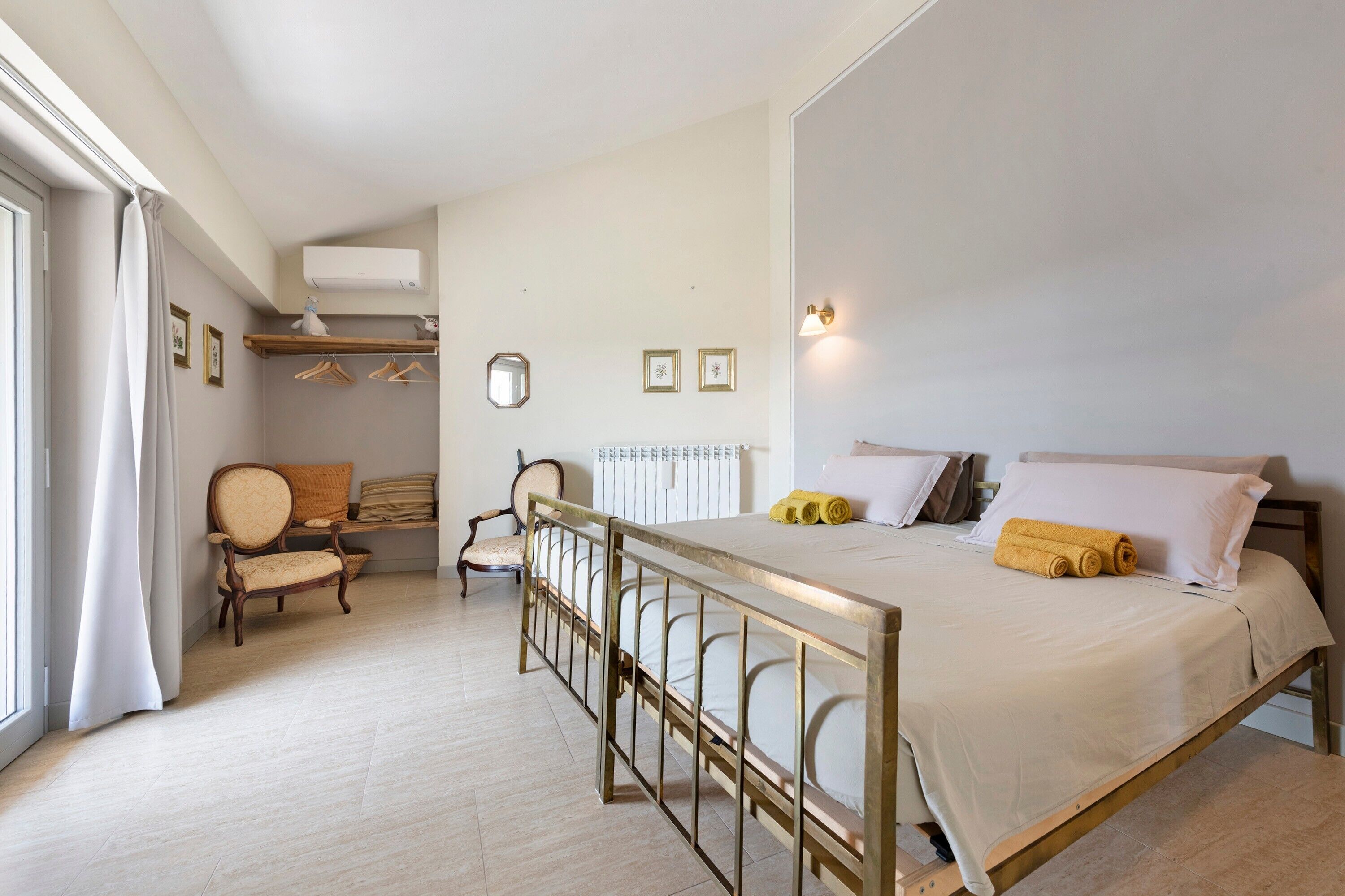 Desk, iron/ironing board, WiFi, bed sheets