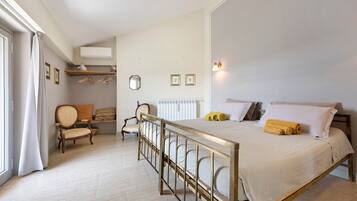 Desk, iron/ironing board, WiFi, bed sheets