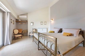 Desk, iron/ironing board, WiFi, bed sheets - Holiday Home 'Casale San Giacomo Guest House' with Private Pool, Wi-Fi and Air Conditioning (Gavardo)