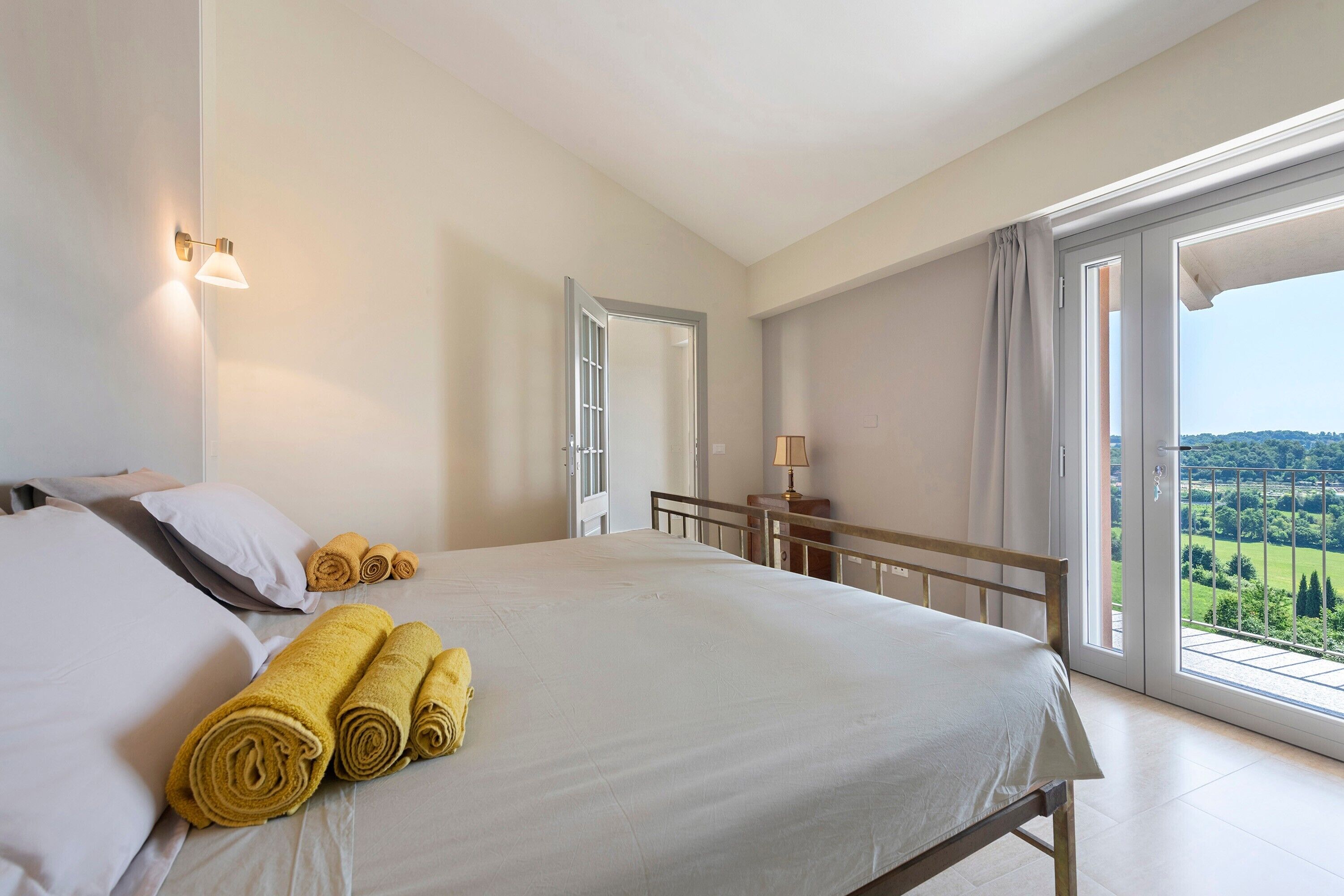 Desk, iron/ironing board, WiFi, bed sheets