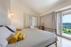 Escrivaninha, ferros/tábuas de passar roupa, Wi-Fi, roupa de cama