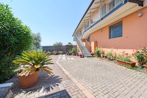 Property grounds - Holiday Home 'Casale San Giacomo Guest House' with Private Pool, Wi-Fi and Air Conditioning (Gavardo)