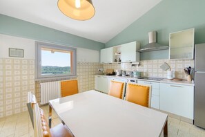 Coffee/tea maker, fridge, microwave, stovetop