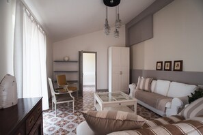 TV - Holiday Home 'Casale San Giacomo Guest House' with Private Pool, Wi-Fi and Air Conditioning (Gavardo)