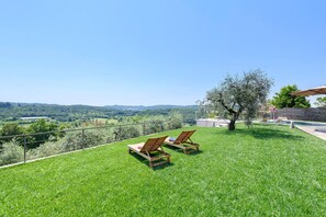 Property grounds - Holiday Home 'Casale San Giacomo Guest House' with Private Pool, Wi-Fi and Air Conditioning (Gavardo)