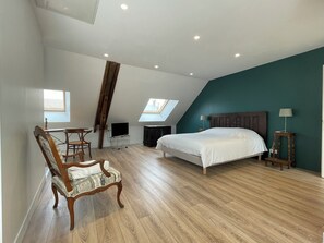 Tabla de planchar con plancha, wifi y ropa de cama 