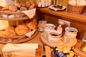 Tägliches Frühstücksbuffet gegen Gebühr