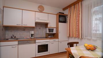 Apartment, Balcony | Private kitchen | Highchair