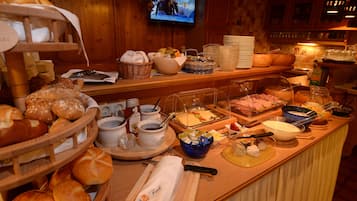 Tägliches Frühstücksbuffet (16 EUR pro Person)