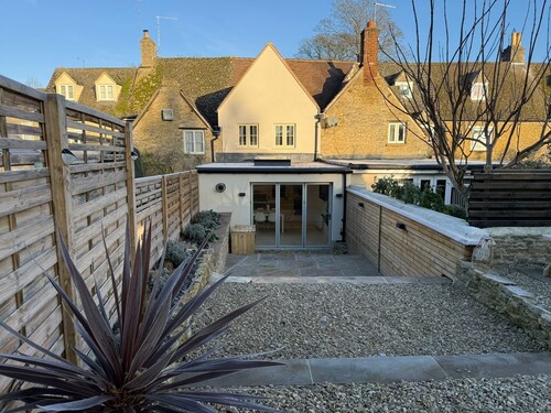 Luxury Lechlade cottage. Character and charm.