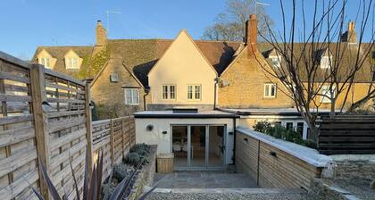 Luxury Lechlade cottage. Character and charm.