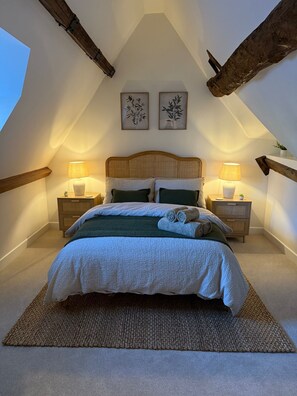 3 bedrooms, travel cot, free WiFi, bed sheets - Luxury Lechlade cottage. Character and charm. (Lechlade-on-thames)
