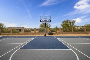 Sport court - Enjoy Pool, Putting Green, Sports Court-Pickleball (Cave Creek)