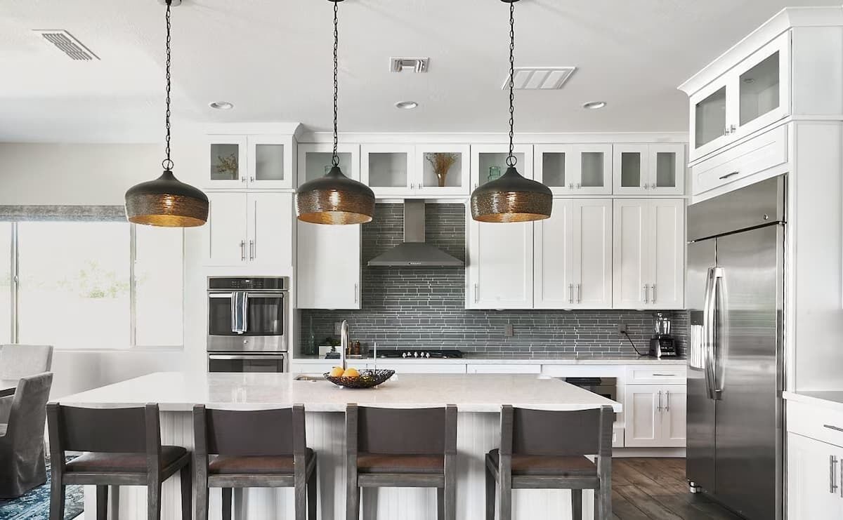 Kjøleskap, ovn, kokeplater og oppvaskmaskin