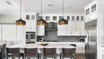 Kjøleskap, ovn, kokeplater og oppvaskmaskin