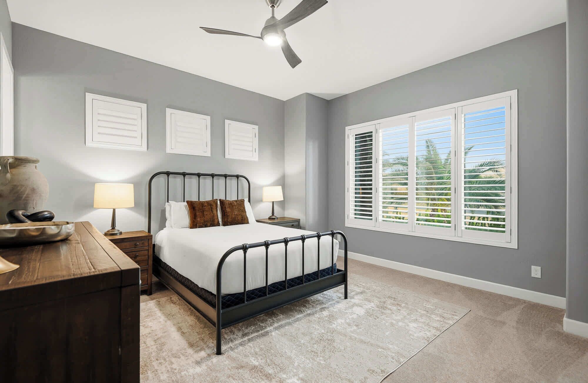 5 slaapkamers, een bureau, een strijkplank/strijkijzer, wifi