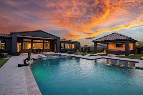 Pool. Enjoy Pool, Putting Green, Sports Court-Pickleball