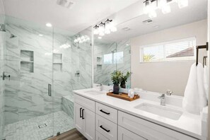 Shower, hair dryer, towels, shampoo - Palm Oasis Scottsdale Kierland Poolside Escape (Scottsdale)