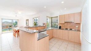 Microwave, oven, stovetop, dishwasher - Breakers Block 3 Unit 2 - Lifestyle Yamba (YAMBA)