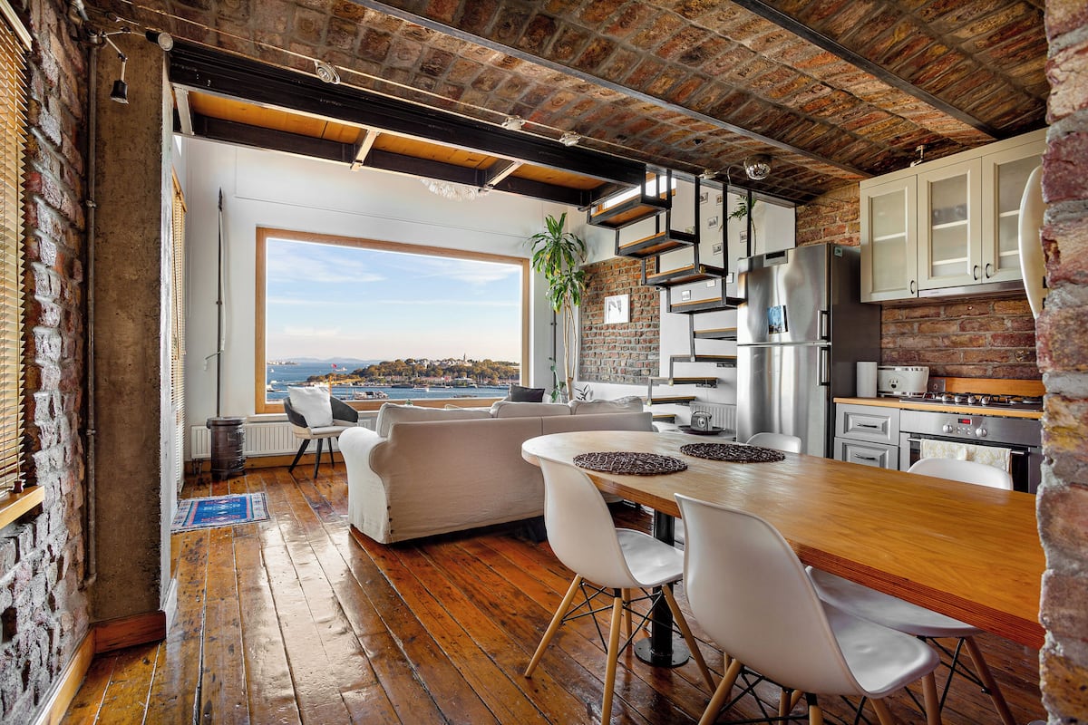 프리미엄 펜트하우스, 침실 2개, 파티오, 바다 전망 | 거실 공간 | TV