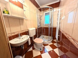 Bathroom - Holiday home just 50 m from the beach, with garden and air conditioning (Balatonlelle)