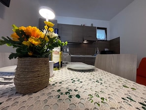 Vila, 2 kamar tidur, balkon | Tempat makan