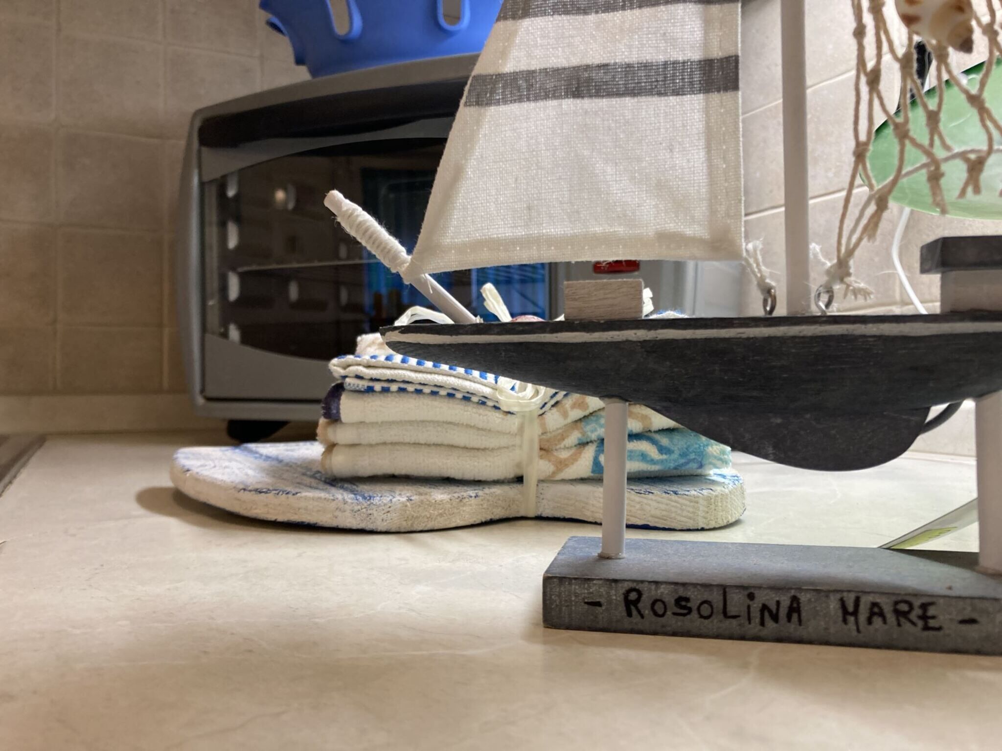Ein Modellschiff auf einem Sockel mit dem Schild 