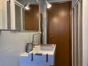 Apartment, 1 Bedroom, Balcony, City View | Bathroom - Modern Accommodation in the Town Centre (Rosolina)