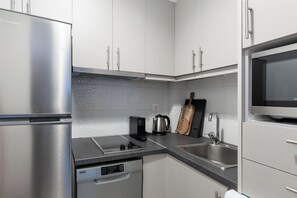 Fridge, microwave, oven, stovetop - Syntagma Spotlight Residence, Bill & John Apartments & Villas (Athens)