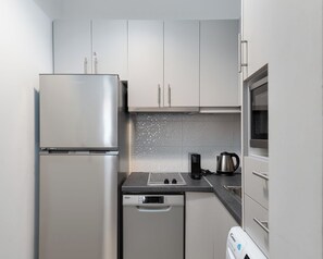 Fridge, microwave, oven, stovetop - Syntagma Spotlight Residence, Bill & John Apartments & Villas (Athens)