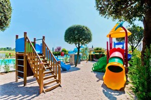 Children’s area - Mobilehome with air conditioning, terrace and pool (Pacengo)