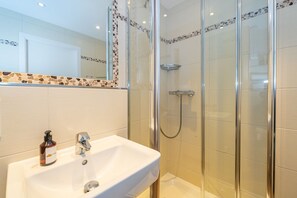 Shower, hair dryer, towels - Dünenburg Apartment 15 - Holiday apartment with balcony near the beach in the heart of (Sylt)