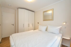 1 bedroom, WiFi, bed sheets - Dünenburg Apartment 15 - Holiday apartment with balcony near the beach in the heart of (Sylt)