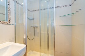 Ducha, secador de pelo, toallas