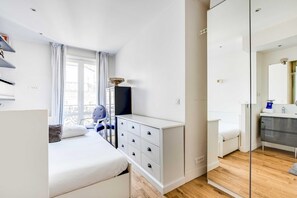 2 bedrooms, desk, iron/ironing board, travel cot - Bright Apartment - 2BR/4P – Muette/Passy - Trocadero (Paris)