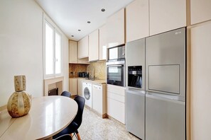 Réfrigérateur, micro-ondes, four, plaque de cuisson