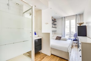 2 bedrooms, desk, iron/ironing board, travel cot - Bright Apartment - 2BR/4P – Muette/Passy - Trocadero (Paris)