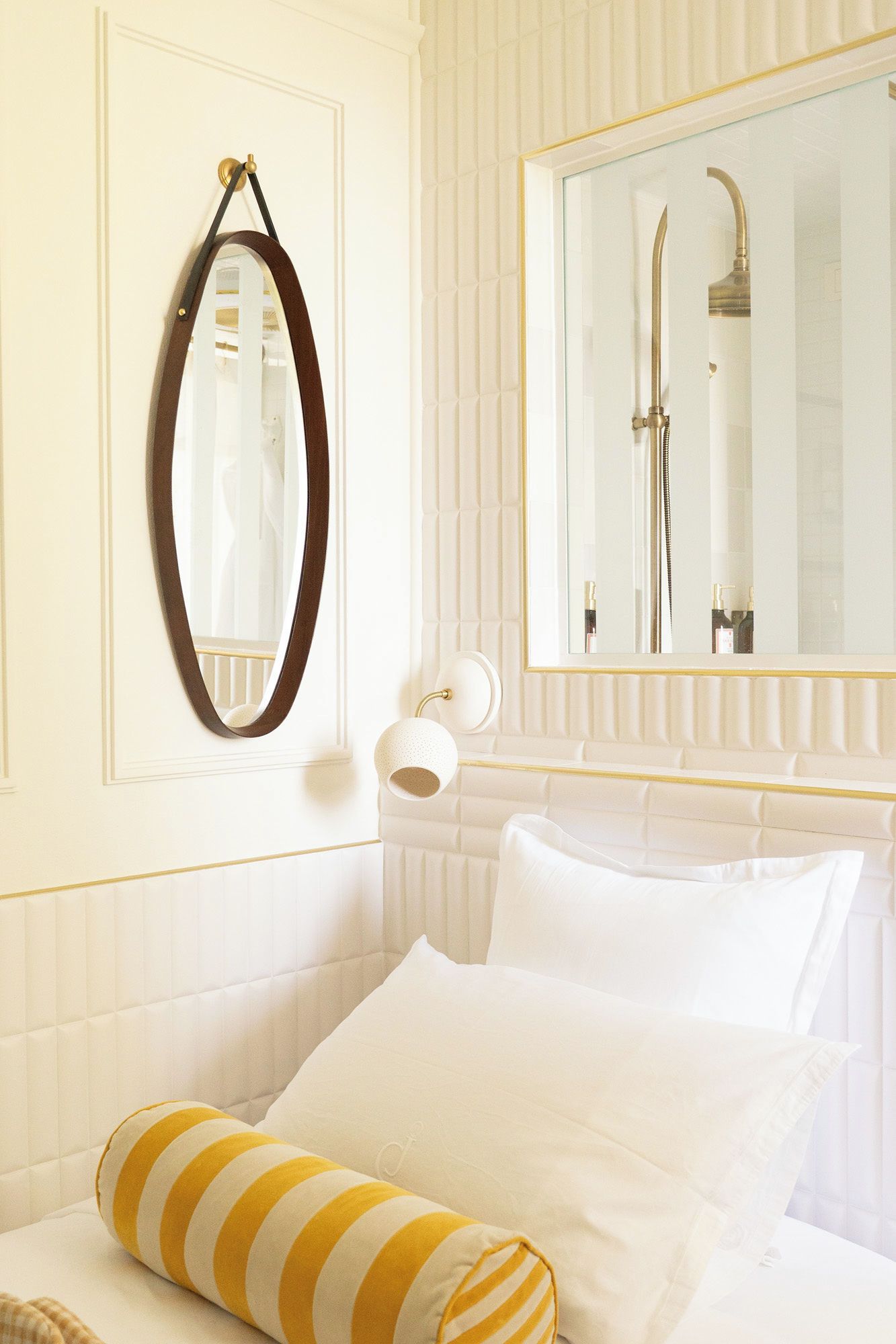 Una habitación de hotel con cama, espejo y ducha.